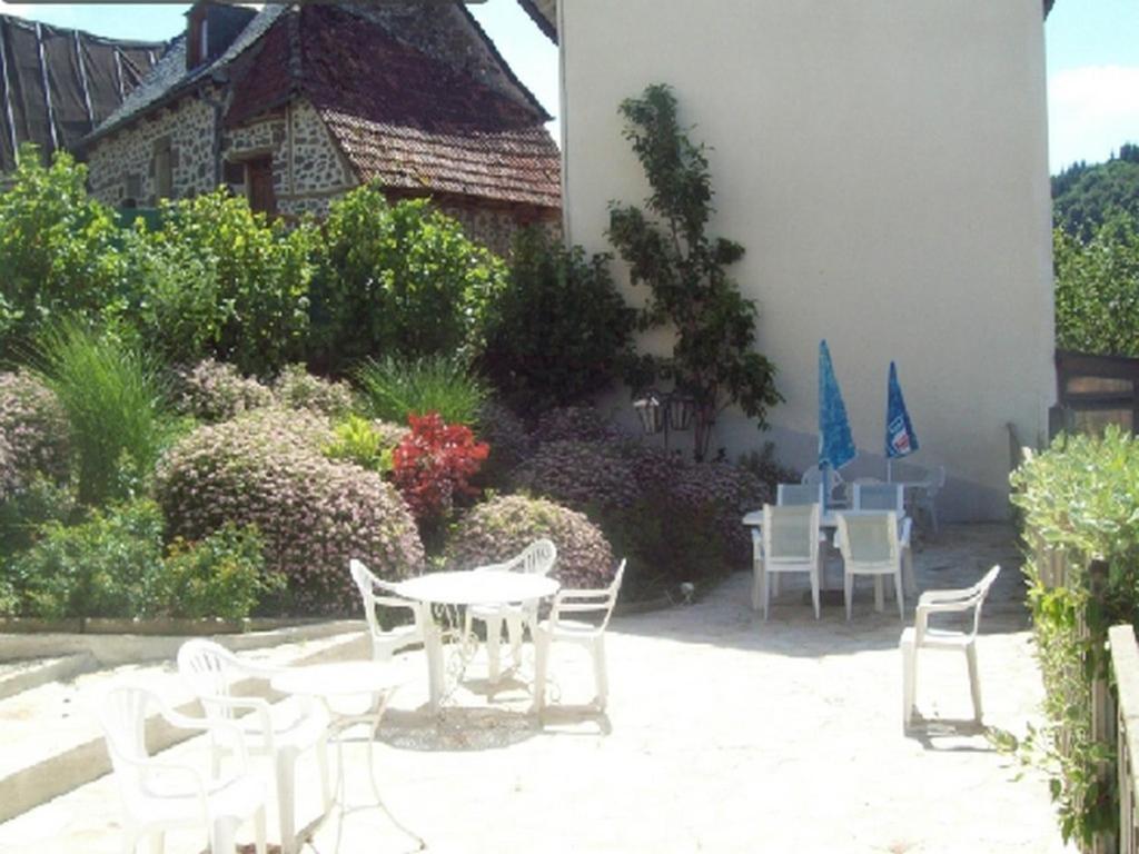 Logis Hotel Les Tilleuls Saint-Cirgues-de-Jordanne Exterior photo